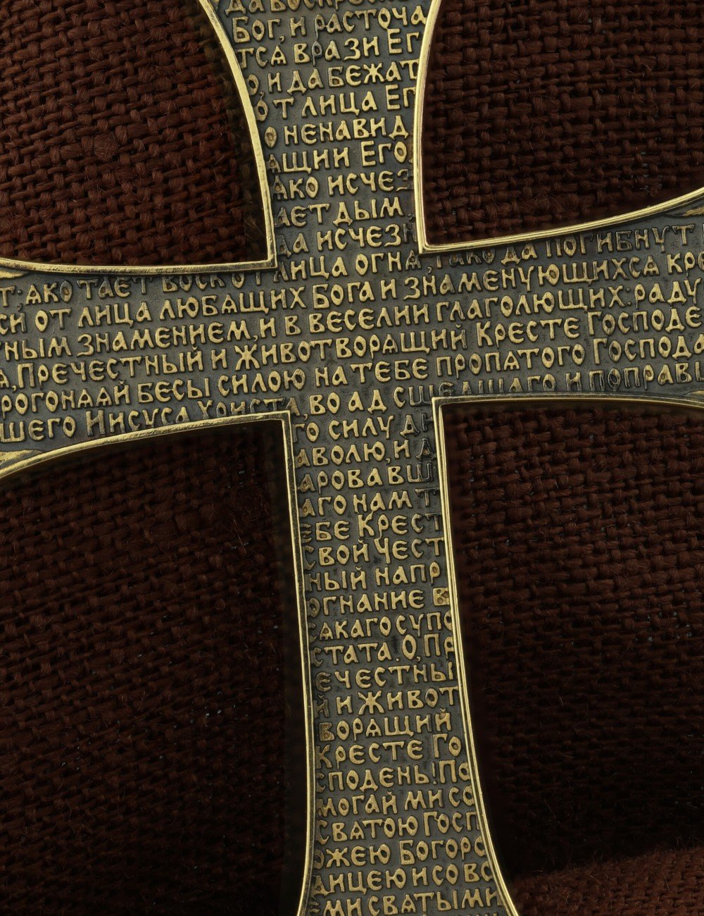 Крест из лимонного золота