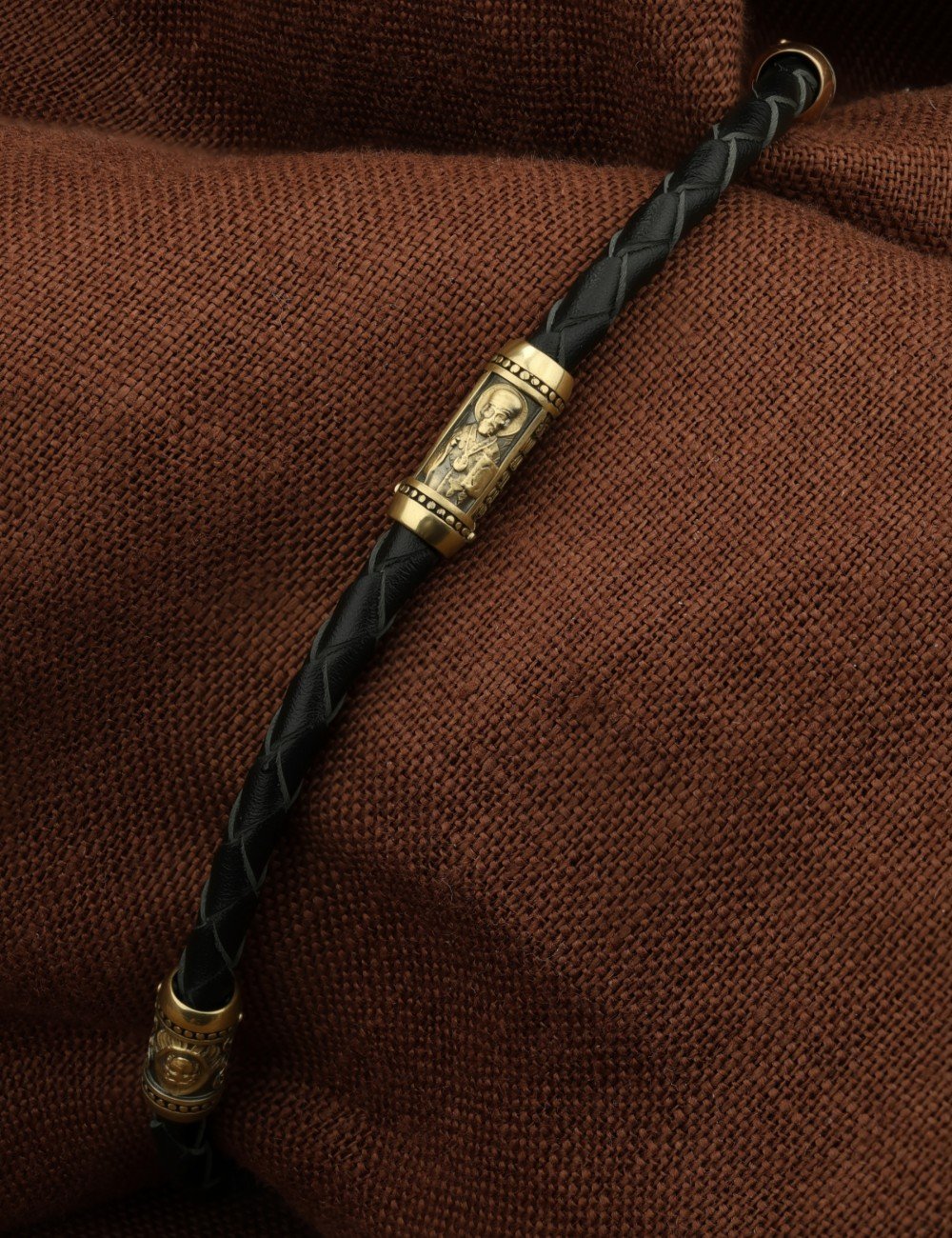 Браслет из лимонного золота c кожаным шнурком