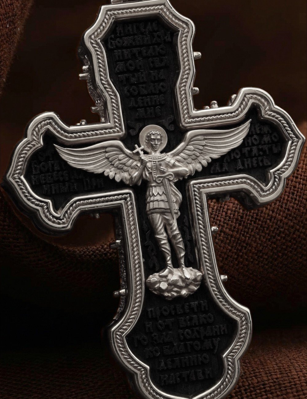 Крест из белого золота c эбеновым деревом