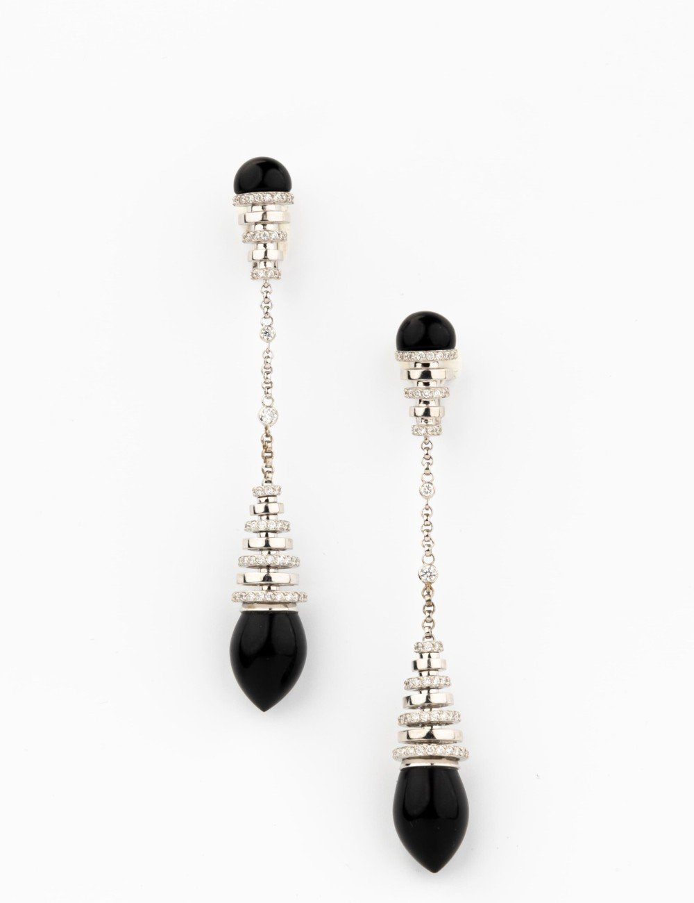 Серьги из белого золота c бриллиантами и ониксом