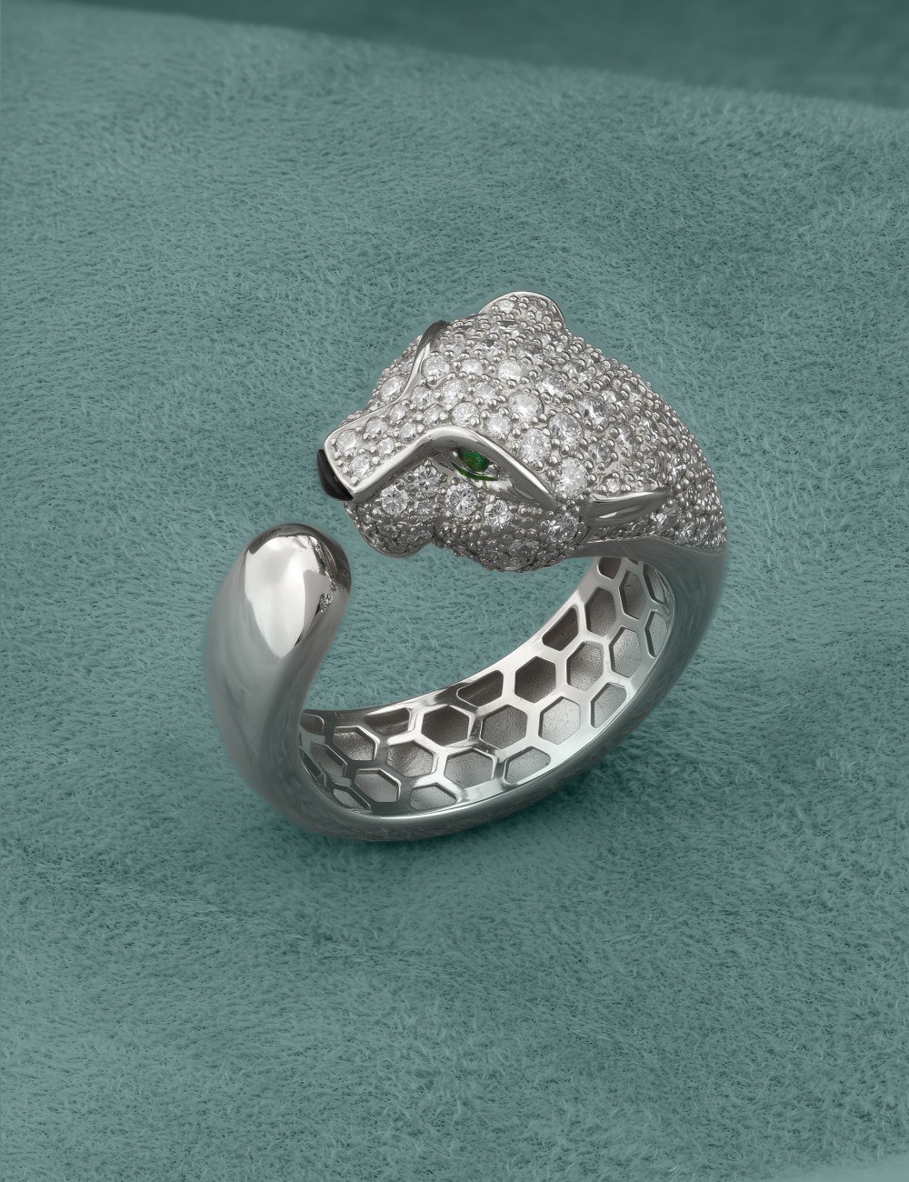Кольцо из белого золота c бриллиантами, изумрудом и ониксом