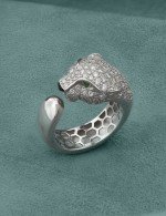 Кольцо из белого золота c бриллиантами, изумрудом и ониксом