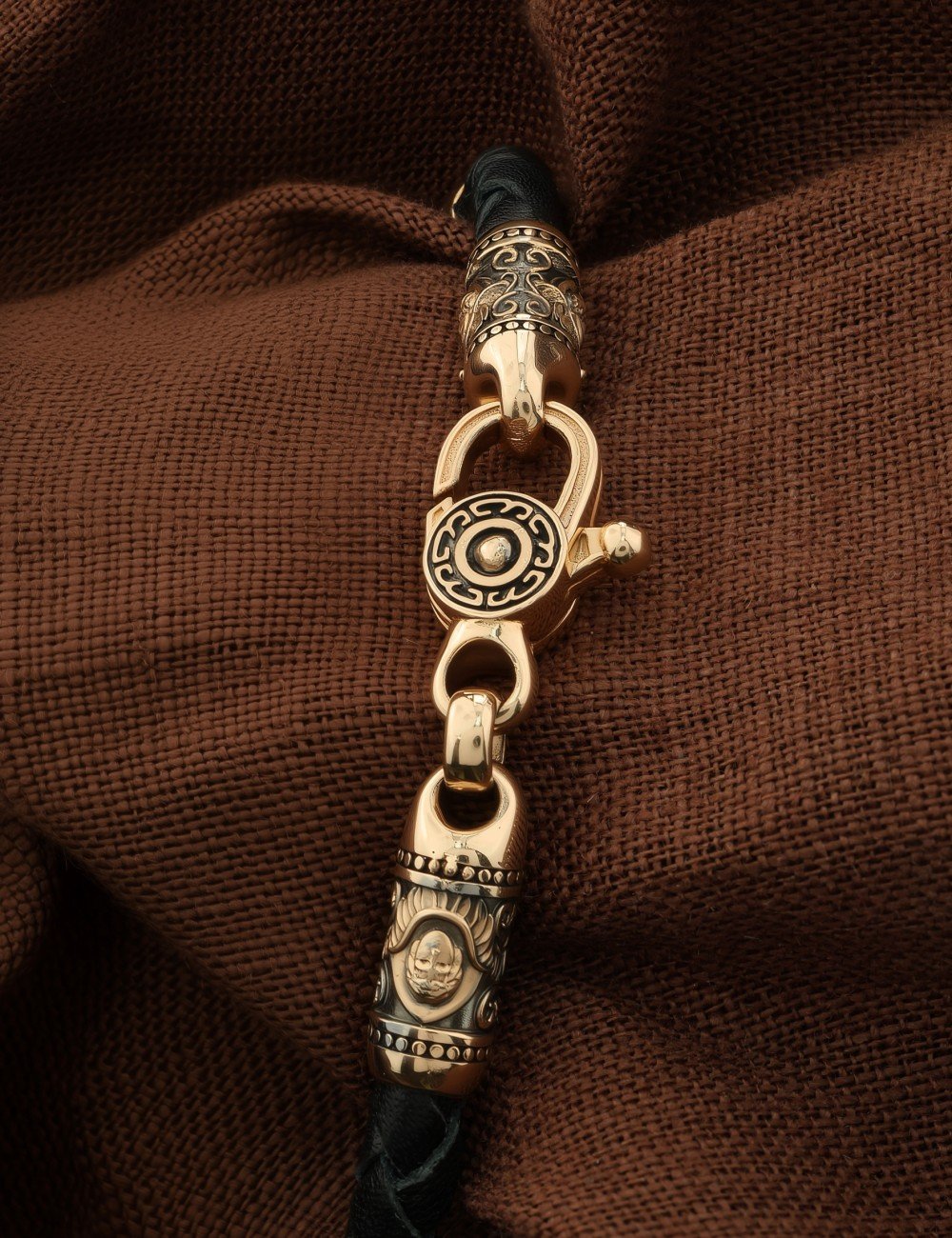 Браслет из золота c кожаным шнурком и ониксом