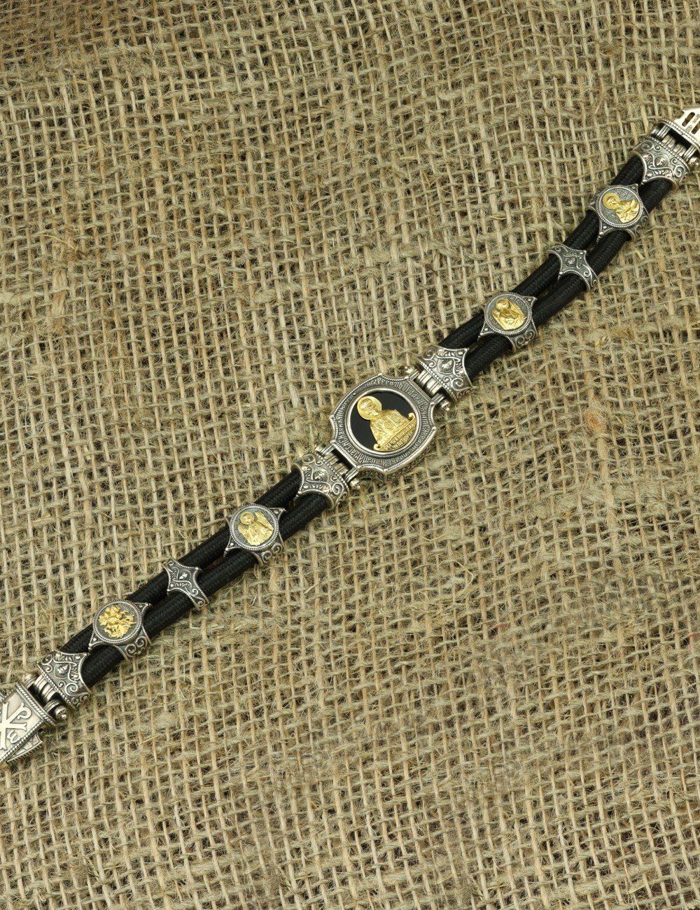 Браслет из серебра и золота c ониксом и шёлковым шнурком