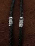 Гайтан из белого золота c кожаным шнурком и ониксом