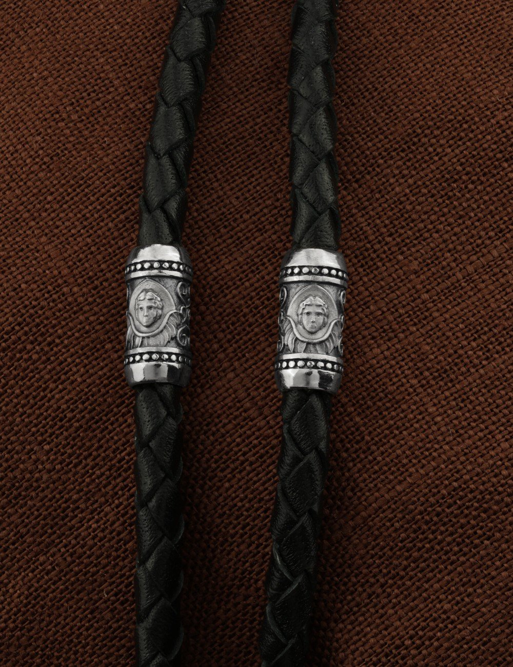 Гайтан из белого золота c кожаным шнурком и ониксом