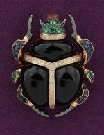 Подвеска из золота c бриллиантами, сапфиром, изумрудом и ониксом