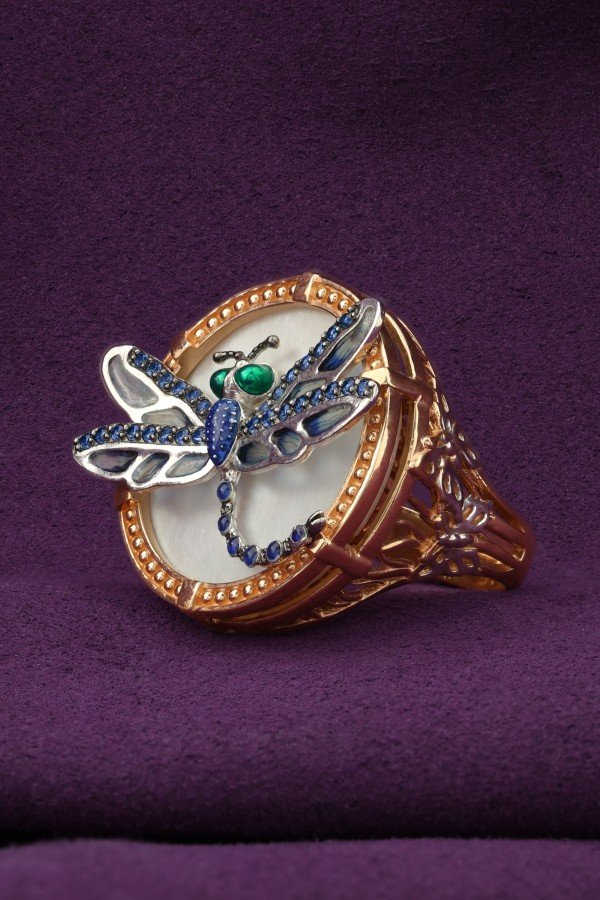 Кольцо из золота c сапфиром, эмалью и перламутром