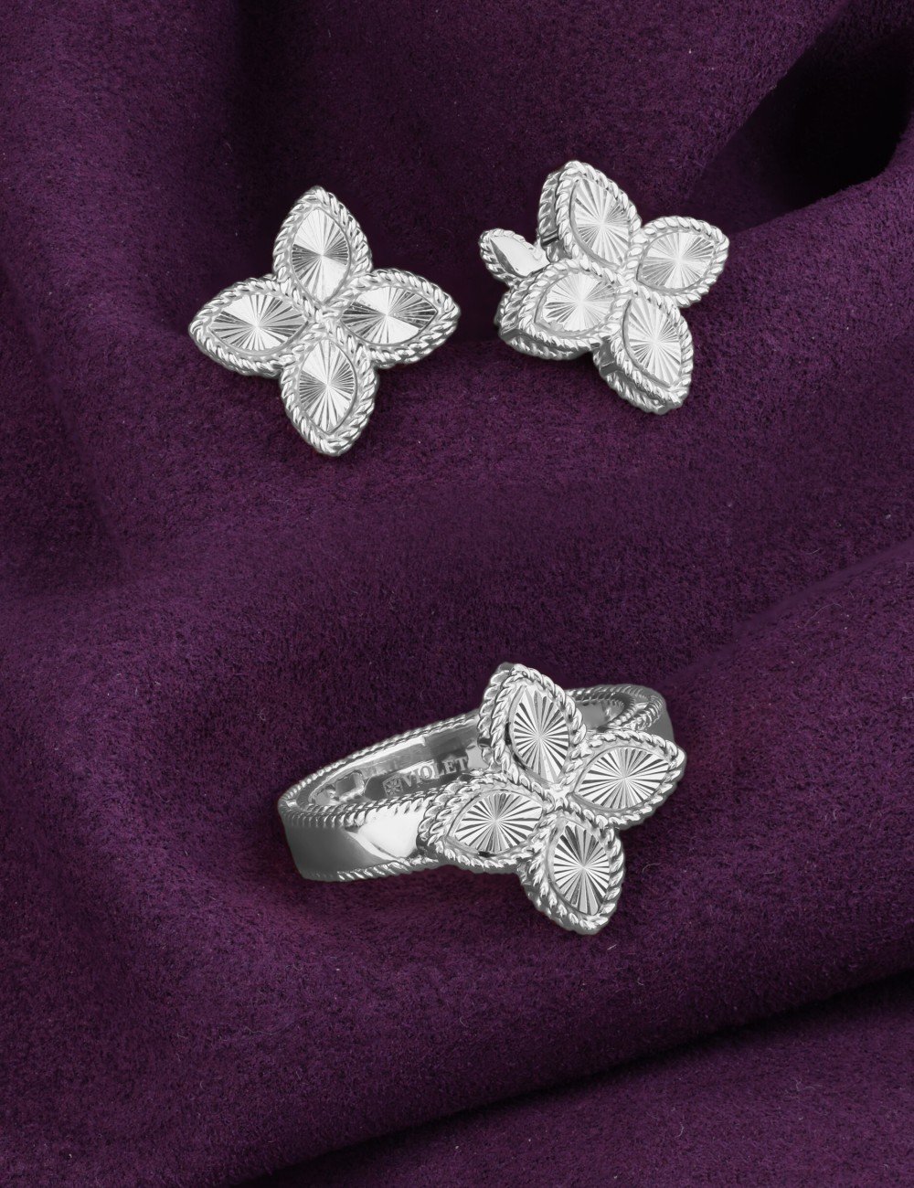 Кольцо из белого золота