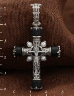 Крест из белого золота c жемчугом и ониксом