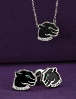 Колье из белого золота c бриллиантами, изумрудом и ониксом