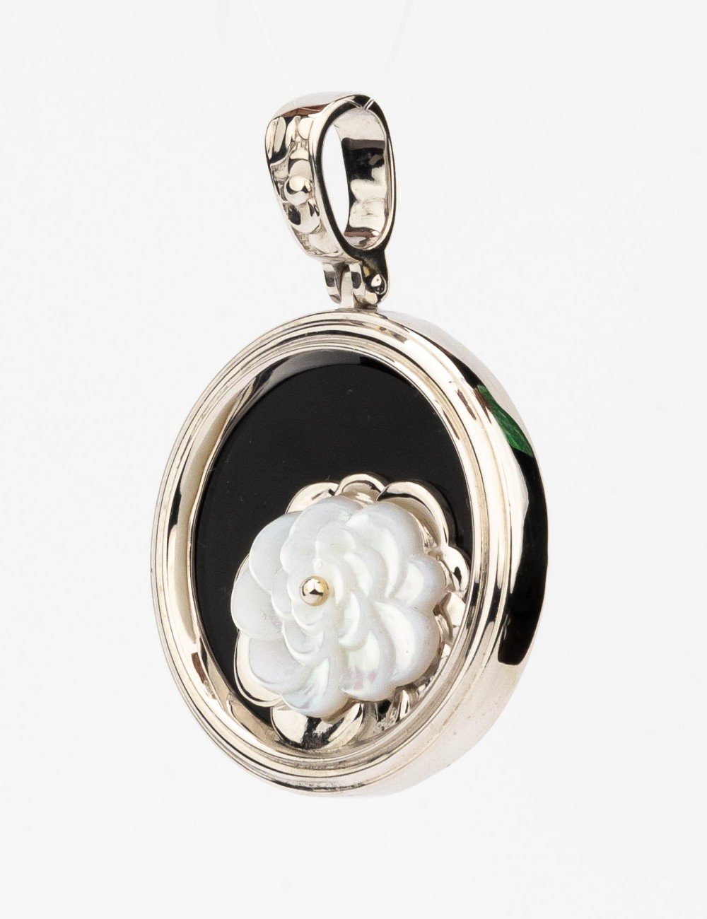 Подвеска из белого золота c ониксом и перламутром