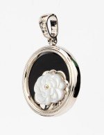 Подвеска из белого золота c ониксом и перламутром