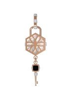 Подвеска из золота c ониксом и перламутром