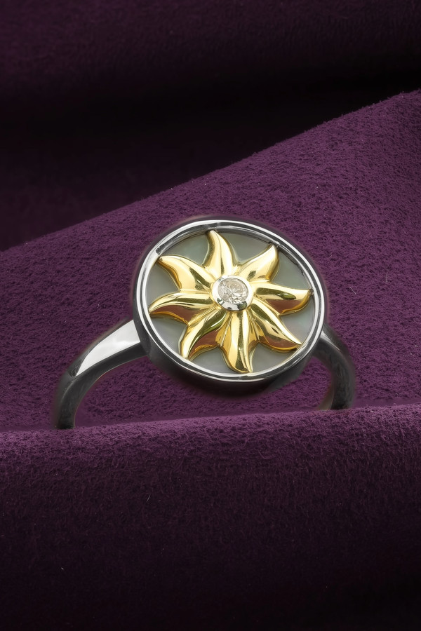 Кольцо из белого золота 585 пробы c бриллиантами и перламутром