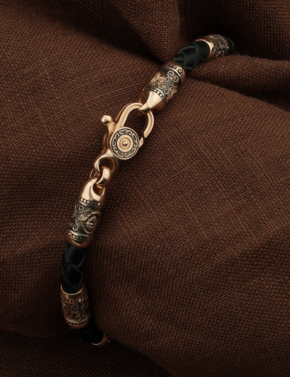 Браслет из золота c кожаным шнурком