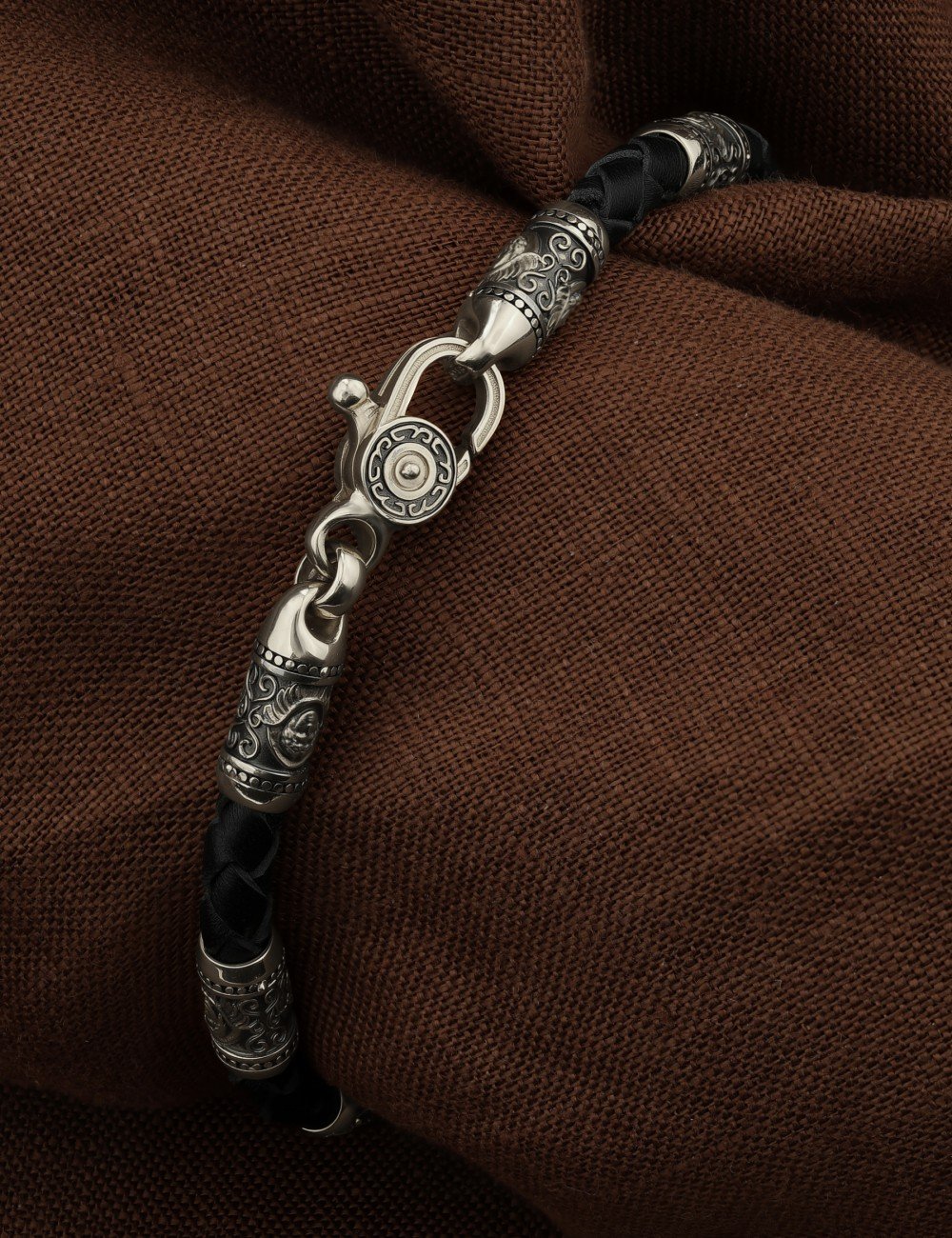 Браслет из белого золота c кожаным шнурком