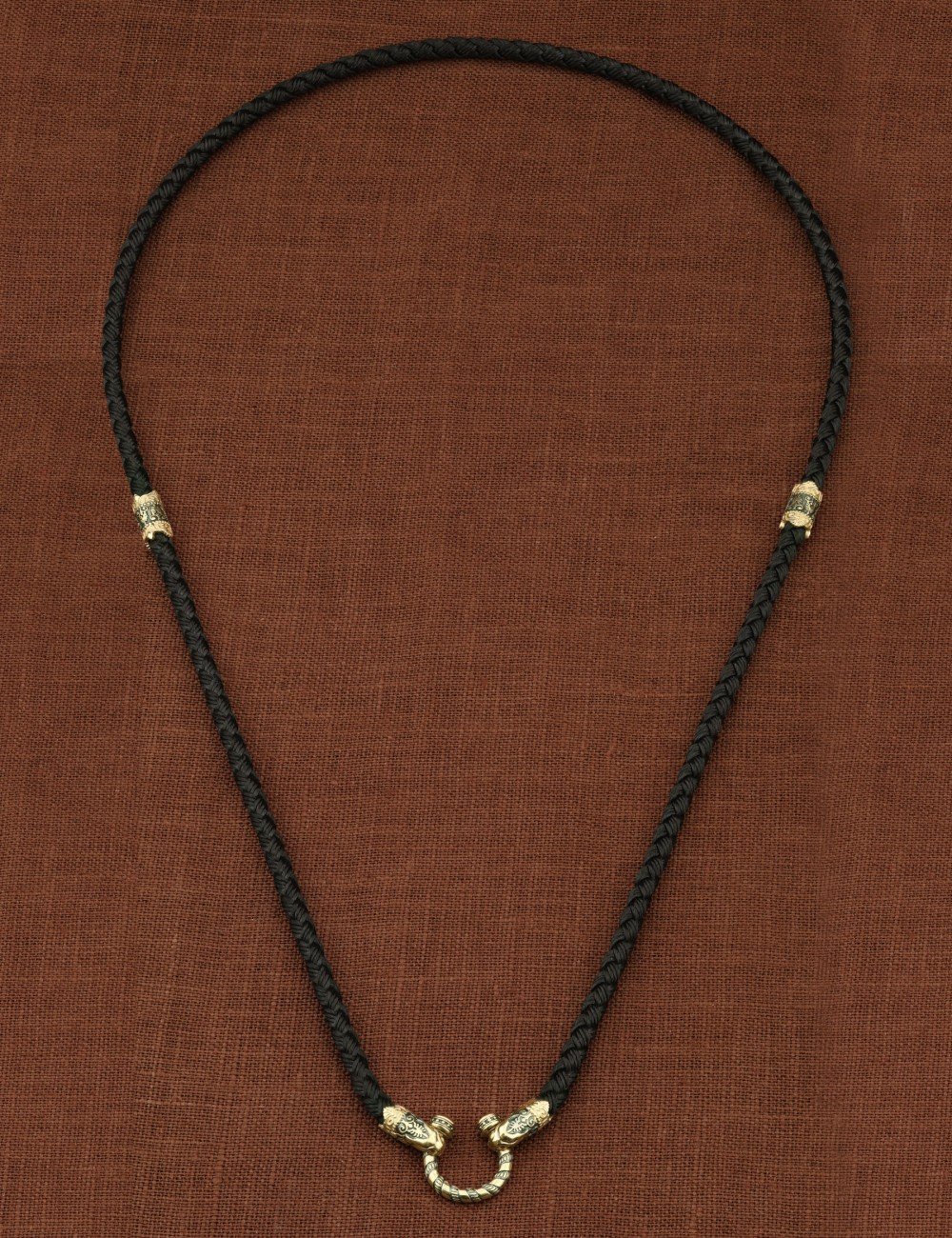 Шнурок шёлковый из зелёного золота c шёлковым шнурком