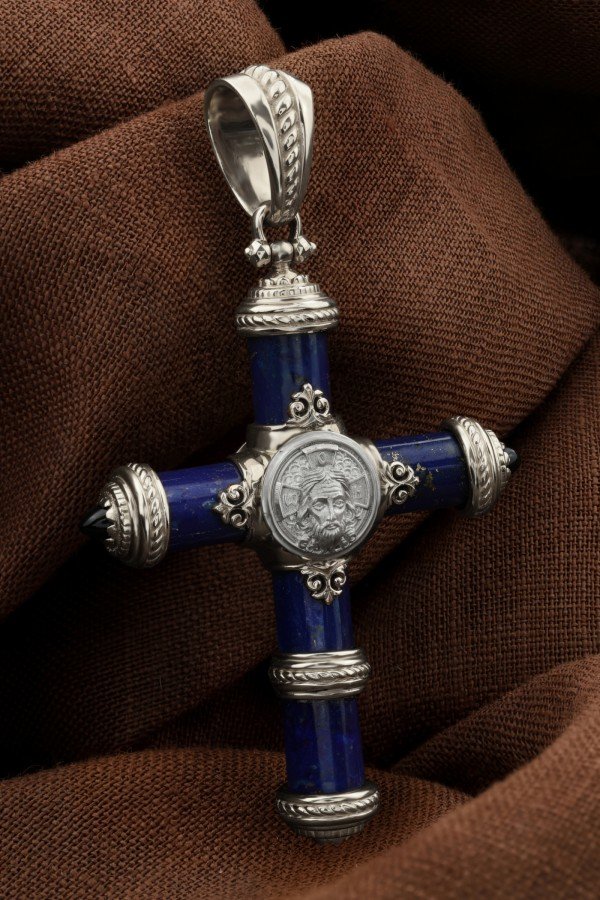 Крест из белого золота c ониксом и лазуритом