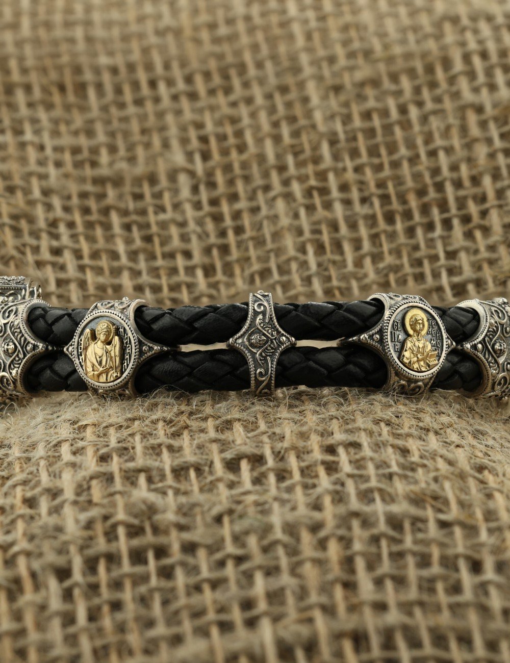 Браслет из серебра и золота c кожаным шнурком