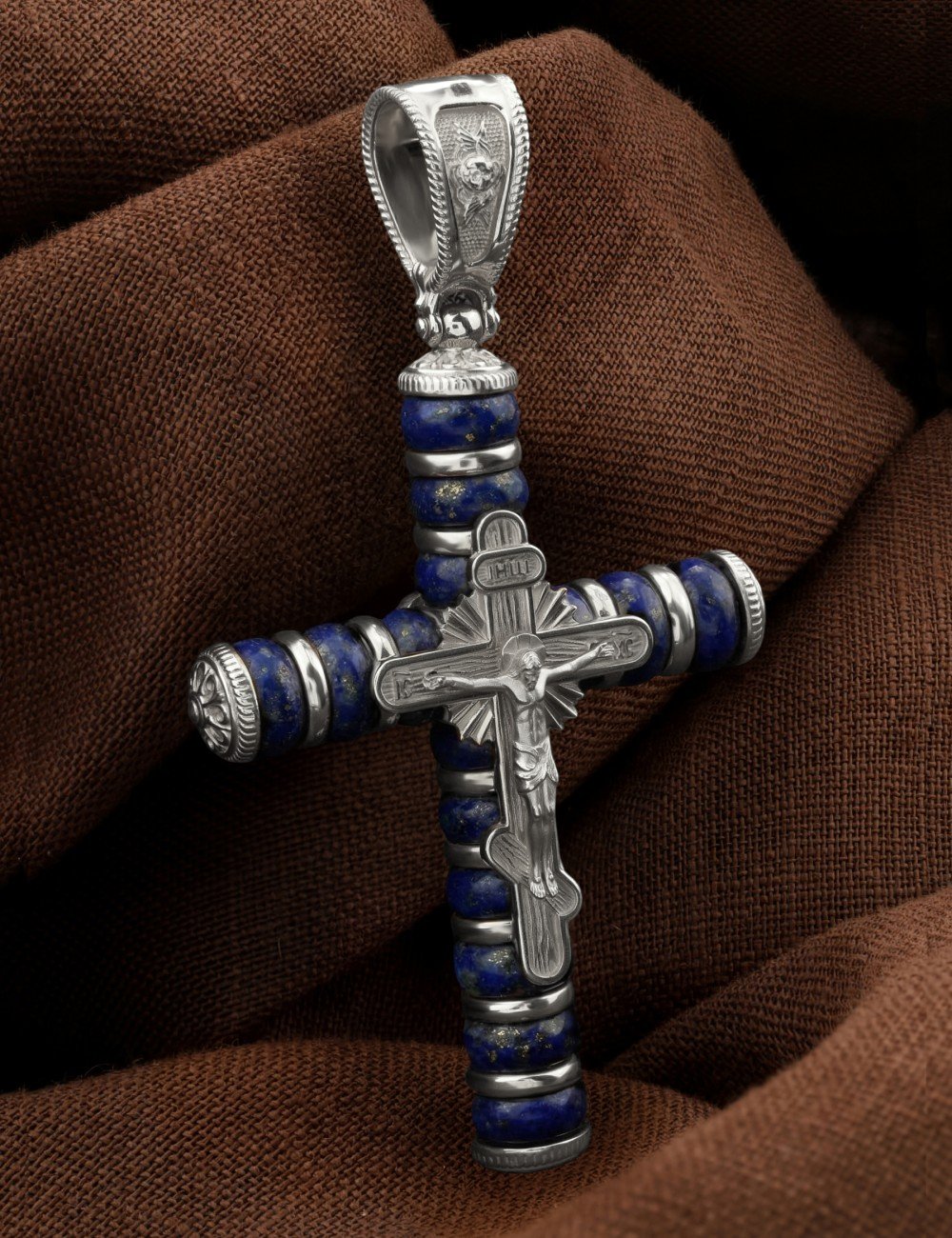Крест из белого золота c лазуритом