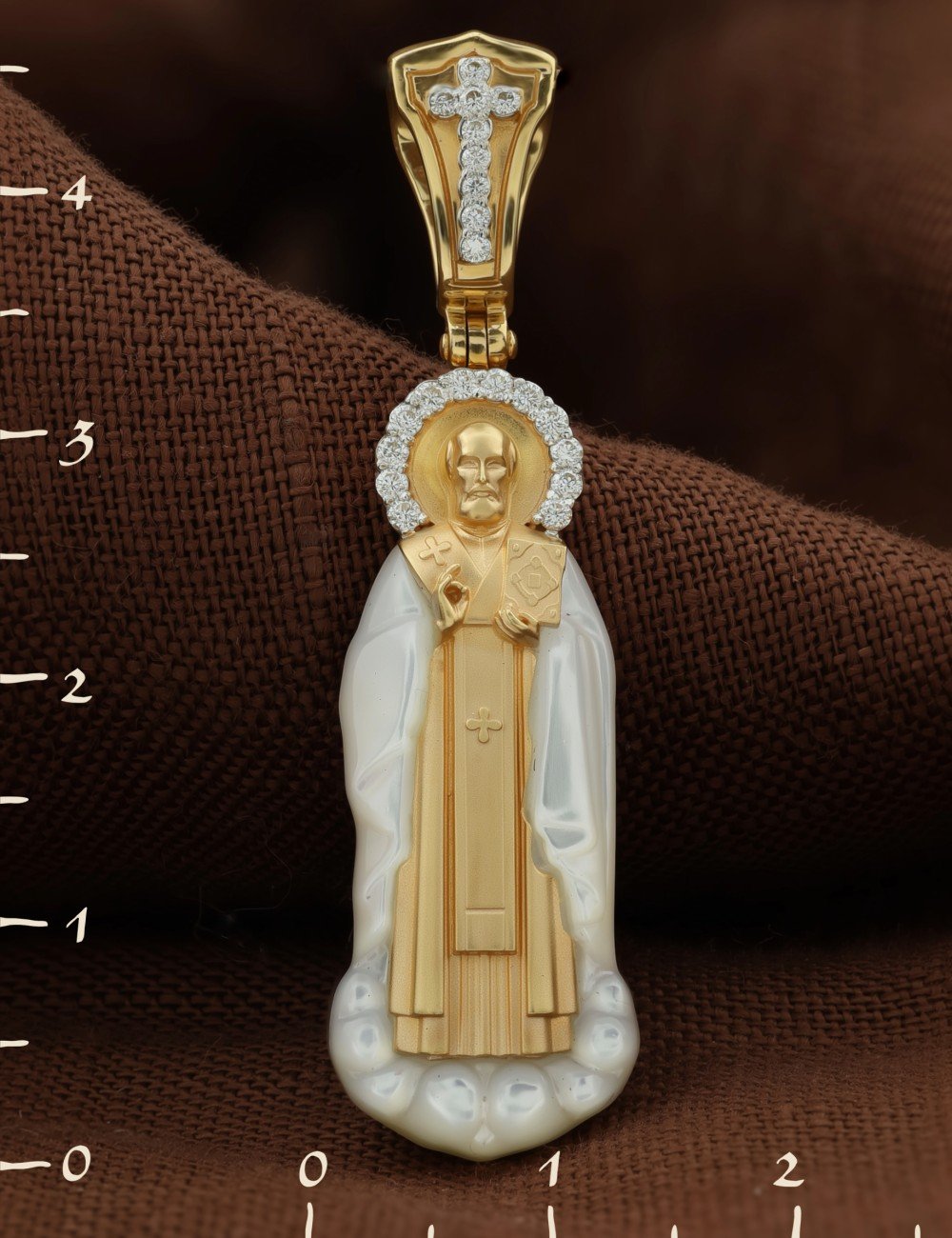 Образок из лимонного золота c бриллиантами и перламутром