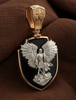 Образок из золота c эмалью и ониксом