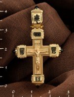 Крест из лимонного золота c эмалью, ониксом и деревом груши