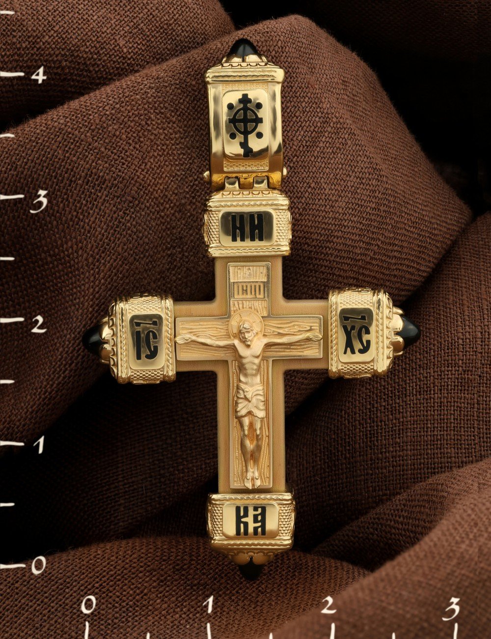 Крест из лимонного золота c эмалью, ониксом и деревом груши