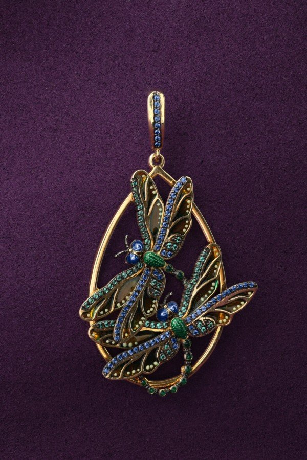 Подвеска из лимонного золота c сапфиром, изумрудом и эмалью