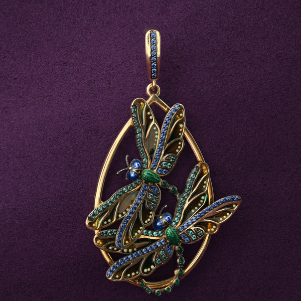 Подвеска из лимонного золота 585 пробы c сапфиром, изумрудом и эмалью