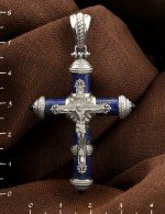 Крест из белого золота c ониксом и лазуритом