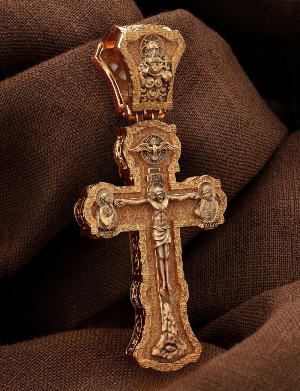 Крест из золота c деревом груши