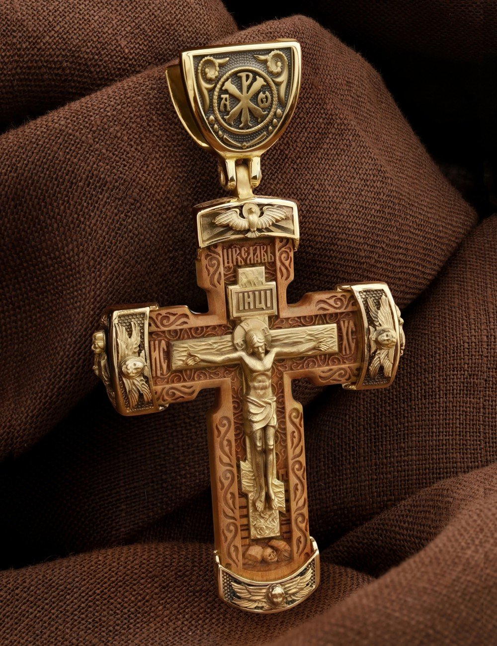 Крест из лимонного золота c деревом груши