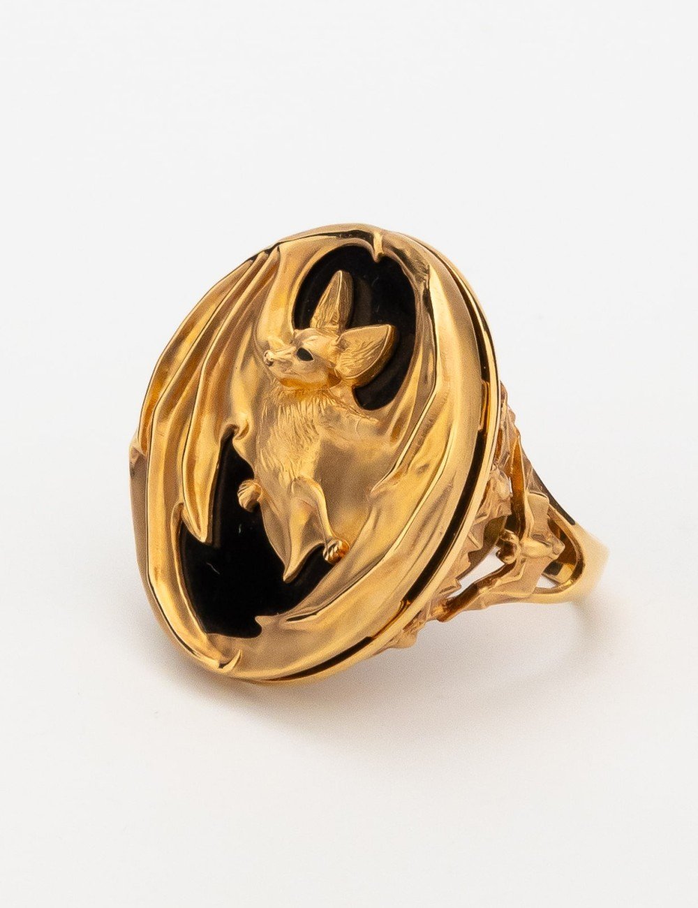 Кольцо из золота c эмалью и ониксом