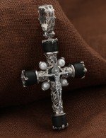 Крест из белого золота c жемчугом и ониксом
