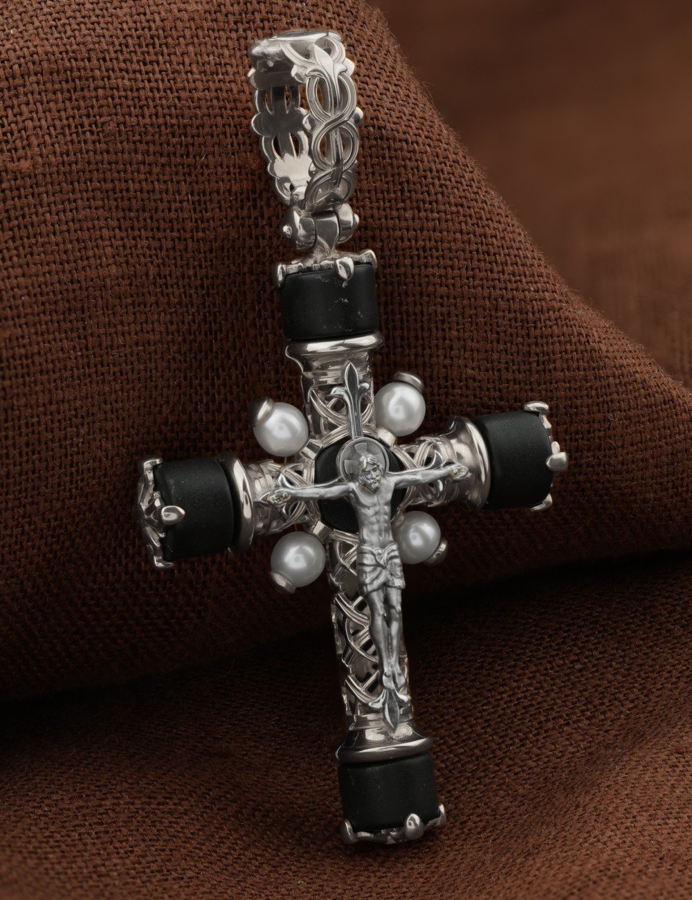 Крест из белого золота c жемчугом и ониксом