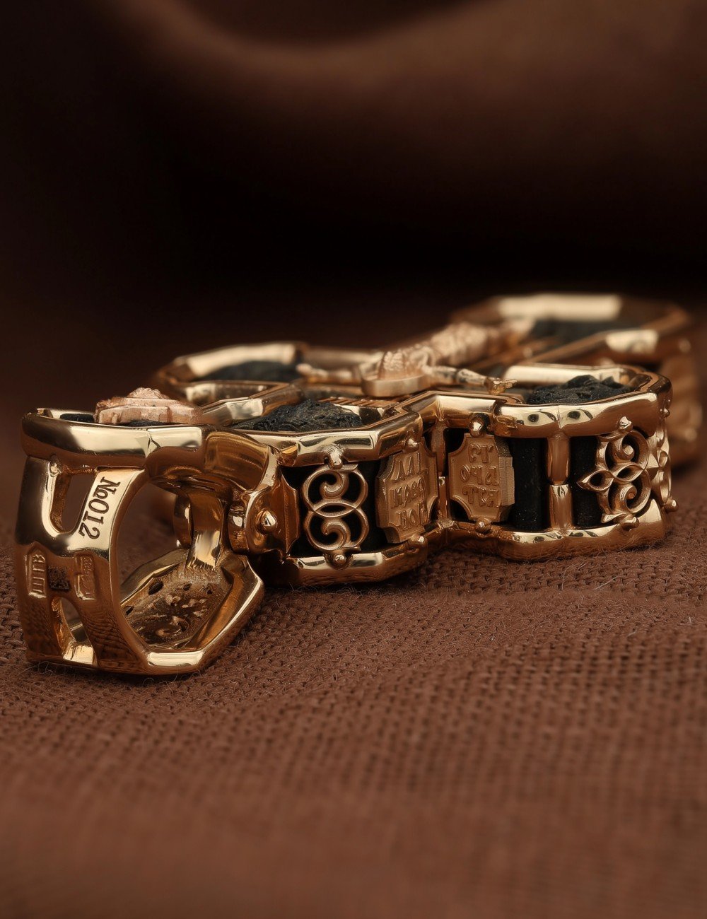 Крест из золота c эбеновым деревом