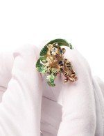 Кольцо из золота c эмалью и изумрудом