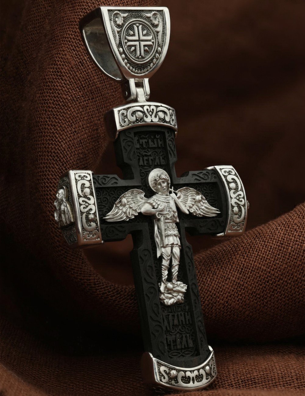 Крест из белого золота c эбеновым деревом