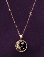 Колье из золота c бриллиантами, ониксом и перламутром