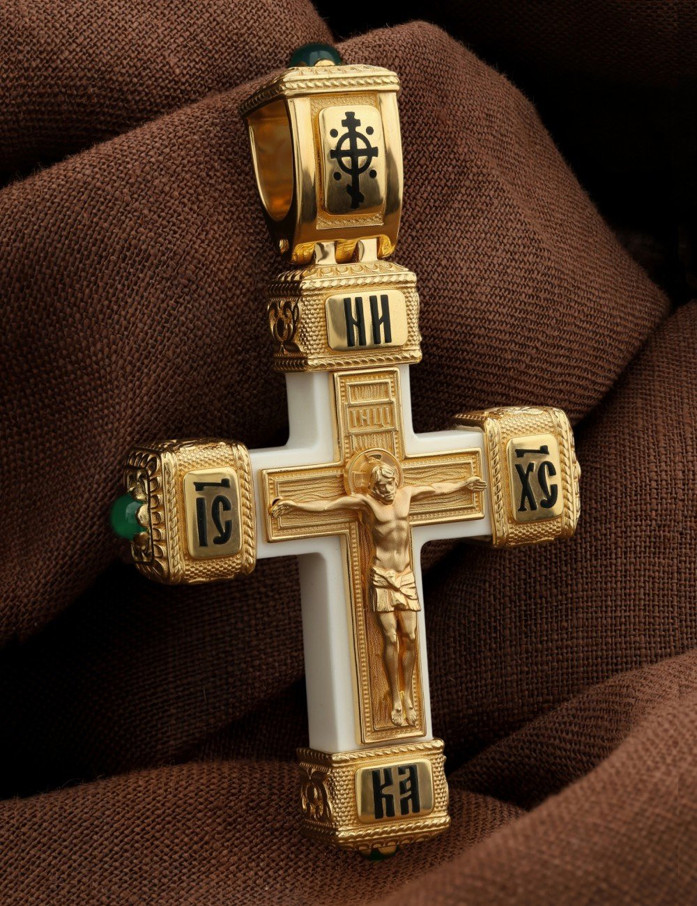 Крест из лимонного золота c эмалью, хризопразом и бивнем мамонта