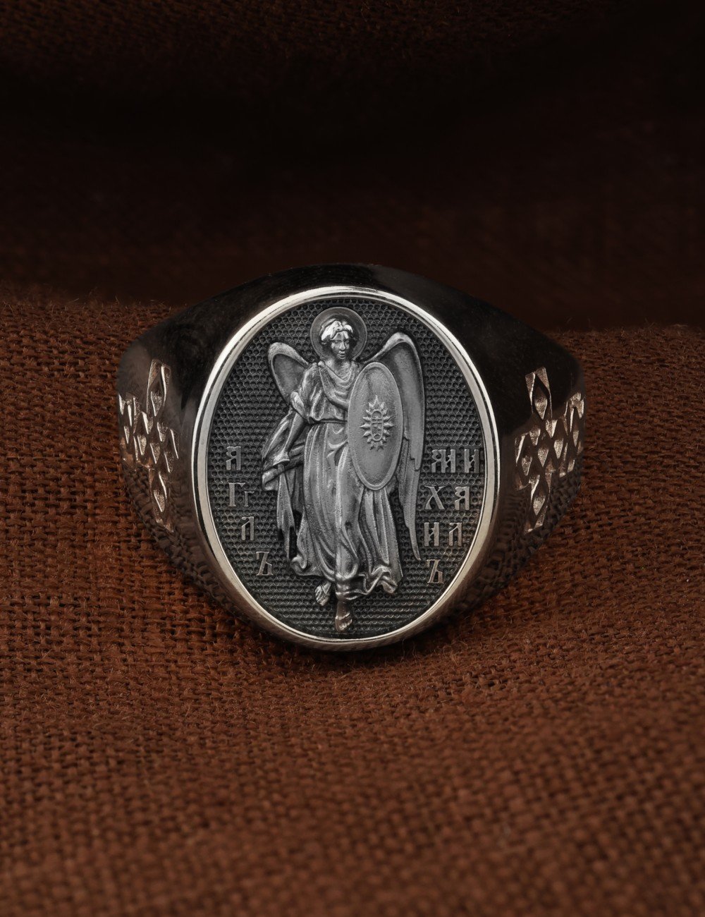 Кольцо из белого золота