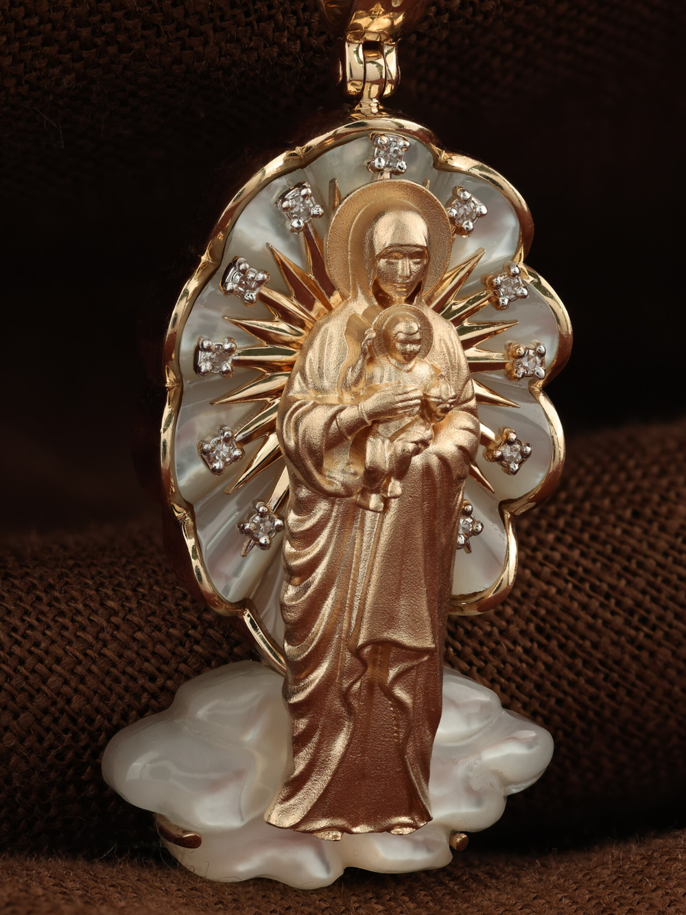 Нательная икона из красного золота 585 пробы c бриллиантами и перламутром