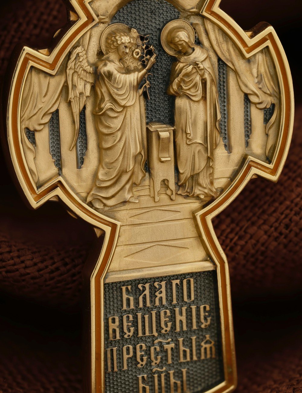 Крест из лимонного золота