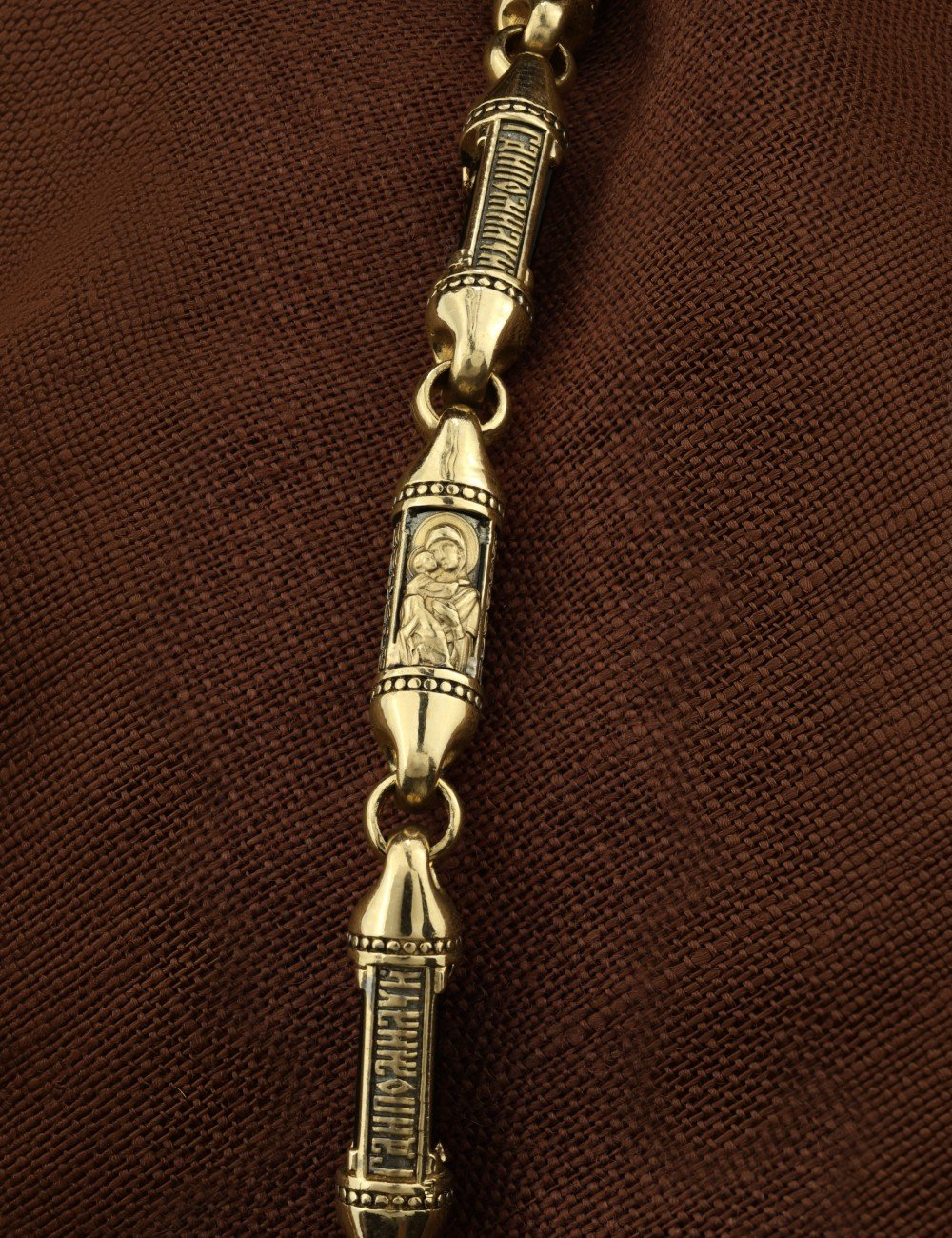 Гайтан из лимонного золота c кожаным шнурком и ониксом