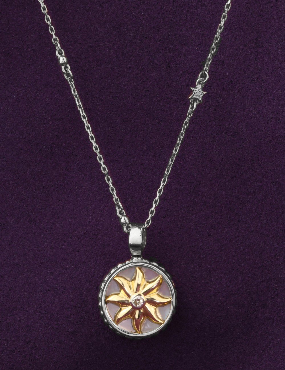 Колье из белого золота c бриллиантами, ониксом и перламутром