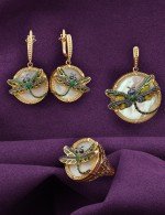 Серьги из лимонного золота c сапфиром, изумрудом, эмалью и перламутром