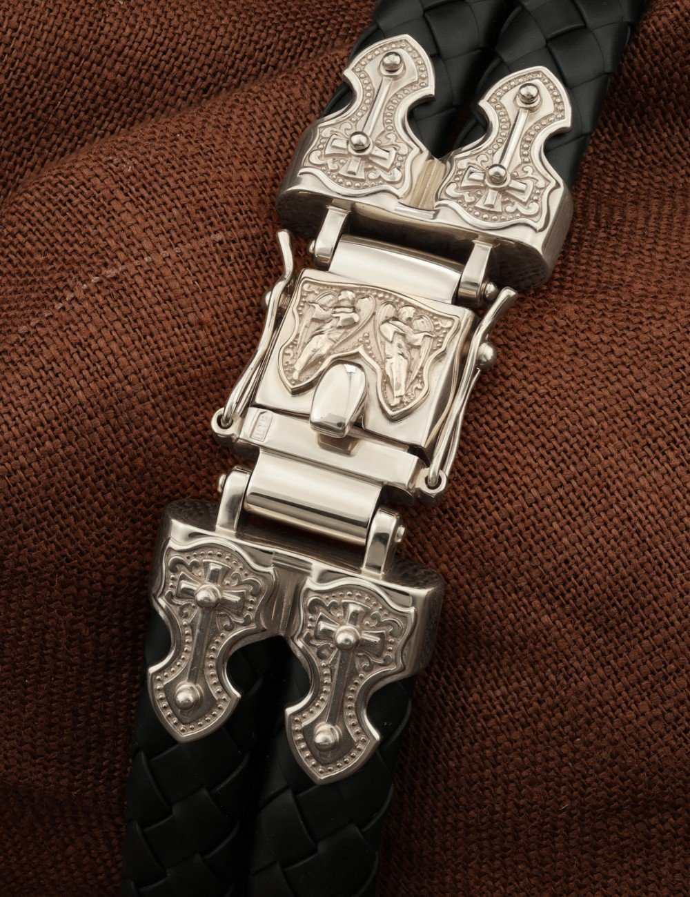 Браслет из белого золота c шнурком и ониксом