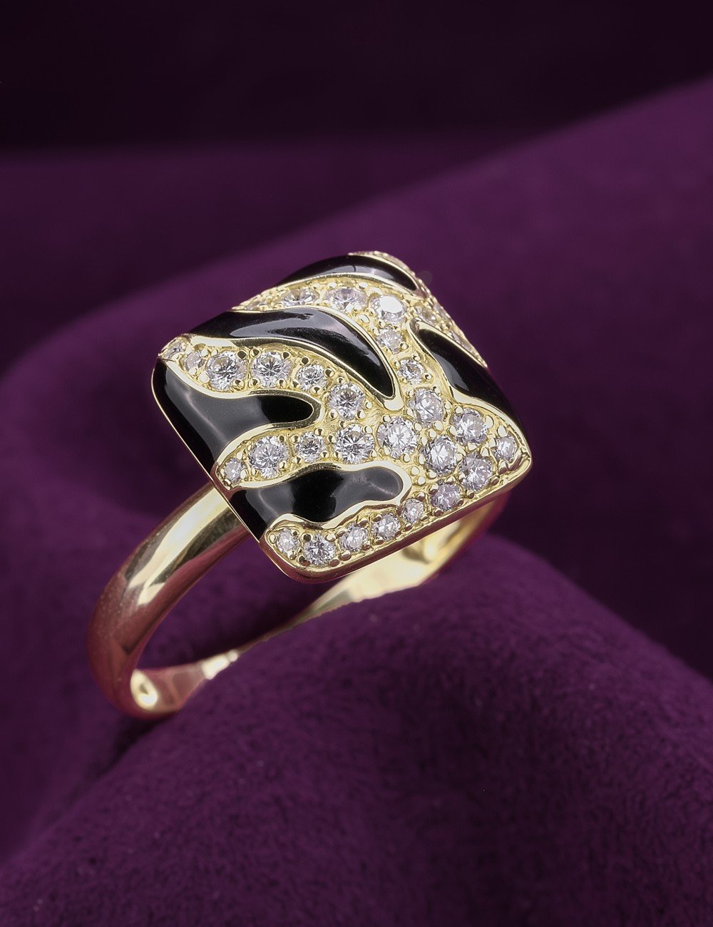 Кольцо из лимонного золота c эмалью и бриллиантами